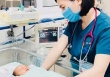 Tình trạng sức khỏe của bé trai 3 ngày tuổi bị bỏ rơi ở hố ga hiện ra sao?