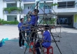 Nhóm học sinh có hoàn cảnh đặc biệt chế tạo thùng rác hình cá để thu gom rác thải nhựa