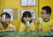 Vinamilk đảm bảo việc uống sữa học đường đầy đủ cho học sinh khi tựu trường