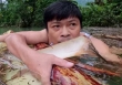 Giáo viên kết bè chuối vượt lũ tiếp tế lương thực cho học sinh vùng lũ bị cô lập