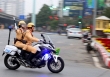 20 nữ cảnh sát giao thông dẫn đại biểu dự Đại hội Đảng XIII