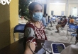 Người dân Hà Nội xếp hàng chờ tiêm vaccine trong đêm