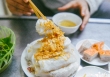 Quán bánh cuốn Hà Nội trong ngõ sâu hun hút: 34 năm 'vô danh', chỉ mở lúc nửa đêm