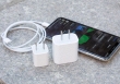 Apple bị kiện vì bán iPhone không kèm bộ sạc