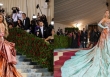 Met Gala 2022: Màn thay váy ngay trên thảm đỏ của Blake Lively chiếm trọn spotlight
