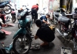 Hàng sửa xe chật kín xe máy, ô tô bị ngập nước hư hỏng sau cơn mưa lớn chiều hôm qua