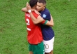 Kylian Mbappe ôm Hakimi động viên sau thất bại
