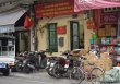 Vỉa hè Hà Nội: Cổng trụ sở công an cũng bị lấn chiếm