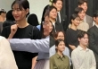 Khoảnh khắc Kim Woo Bin đắm đuối nhìn trộm Shin Min Ah tại 1 hôn lễ bỗng gây sốt mạng xã hội