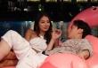 Khoảnh khắc 'tán tỉnh' nhau tình bể bình của Rocker Nguyễn và Thảo Nhi Lê