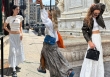 Gọi 'long skirt' là chiếc váy được săn đón nhất mùa thu năm nay, cứ nhìn hội sành điệu từ châu Á đến trời Tây diện là biết độ hot