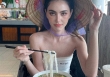 'Ma nữ Thái Lan' Mai Davika đội nón lá, ngồi ăn phở Việt khiến người hâm mộ mê mệt 