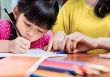 Học sinh lớp 1 rèn chữ tới 23h đêm: Trẻ vừa học vừa ngáp, mẹ xịt nước vào mặt cho tỉnh ngủ để vật lộn cùng con
