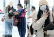 Lisa (BLACKPINK) cùng mẹ ruột ra sân bay sau tin rời YG, tới câu lạc bộ thoát y trình diễn bất chấp “cơn mưa gạch đá”