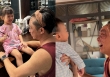 Cường Đô La bất chấp hình tượng, để con gái vẽ lên mặt khiến cả nhà cười nắc nẻ