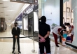 Siam Paragon mở cửa trở lại sau vụ xả súng kinh hoàng: Máy dò kim loại được đặt ở lối vào, nhiều khách hàng vẫn dè chừng