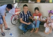 Chàng trai rong ruổi nhặt ve chai, gom góp tặng những người nghèo khó