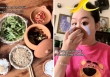 Mẹ nấu mâm cơm tí hon cho cả gia đình, con gái 'dở khóc dở cười' nhưng dân mạng lại khen ngợi vì điều này