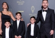 Messi là người đàn ông hạnh phúc nhất hôm nay: Một tay ôm Quả bóng vàng, một tay ôm vợ, viễn mãn ở tuổi 36