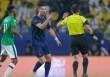 Đòi thay trọng tài khỏi sân, Ronaldo gây thất vọng sau ngày Messi nhận Quả bóng vàng