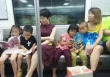 Một bức ảnh trên tàu điện ngầm viral rần rần, 2 phong cách giáo dục kinh điển được tái hiện