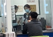 Ra quầy rút 2 triệu đồng bị ngân hàng đòi phí thủ tục hơn 2,6 triệu, người đàn ông chưng hửng: 'Thà không rút còn hơn'