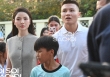 Quang Hải tay trong tay với Chu Thanh Huyền, cùng dàn cầu thủ đến dự đám cưới của Văn Hậu