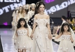 Mẫu nhí 6 tuổi xinh như búp bê sánh vai cùng diễn viên Quỳnh Kool, mở màn show diễn của NTK Thảo Nguyễn