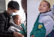 Làm bố khi mới 14 tuổi, chàng trai 'cắn răng' một mình nuôi con, câu nói của đứa trẻ về ước mơ sau này khiến ai cũng xót xa
