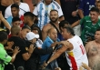 CĐV Argentina và Brazil ẩu đả trên khán đài, Messi bất lực gọi đồng đội vào đường hầm vì trận đấu tạm hoãn