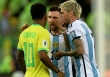 Bị cầu thủ đáng tuổi cháu chê hèn nhát, Messi tức giận dùng tay nắm cổ đối phương và đáp trả cực gắt
