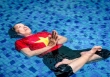 Cụ bà U80 lập kỷ lục 8 tư thế yoga nổi trên mặt nước, xoay 80 vòng dưới nước