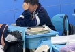 Nam sinh cấp 2 viết văn kể chuyện gia đình, chỉ vài dòng mà khiến giáo viên bật khóc: Chỉ muốn ôm em vào lòng vỗ về!