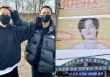 Jimin - Jungkook (BTS) gây bão với khoảnh khắc xoa 'đầu trứng cút' của nhau ngày nhập ngũ, fan chuẩn bị banner cổ vũ hoành tráng ngoài doanh trại