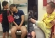Cùng bị 'chụp lén' trên tàu, người được khen dạy con khéo, người bị chê tới tấp: Con ngoan hay hư nhìn là biết ngay!
