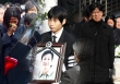 Lễ tiễn đưa Lee Sun Kyun: Con trai bê di ảnh, đạo diễn Ký Sinh Trùng khiêng quan tài, bà xã khóc nghẹn trong phút tiễn biệt