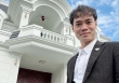 Chủ tịch Văn Toàn diện vest bảnh bao đứng bên biệt thự ở quê nhìn lại năm 2023, có tất cả nhưng lại thiếu điều này