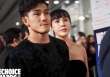 Võ sĩ Nguyễn Trần Duy Nhất tay trong tay với bà xã tại thảm đỏ WeChoice, ấn tượng đặc biệt với thông điệp 'dám đam mê, dám rực rỡ'