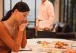 Nhìn mâm cỗ bị mẹ chồng chia đôi với 2 phần hoàn toàn khác biệt mà nước mắt tôi ứa ra