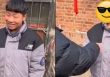 Cậu bé đổi sắc mặt nhanh như chớp ngay khi được nhận lì xì, xem mà cười ngất: Trẻ nhỏ đúng là trung thực!