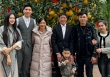 Đoàn Văn Hậu diện vest bảnh bao, Doãn Hải My mặc áo dài thướt tha chụp ảnh tết với gia đình chồng