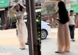 Quang Hải lái Mercedes đưa Chu Thanh Huyền về ăn tết nhà ngoại, tác phong và vóc dáng qua 'cam thường' khác biệt với ảnh tự đăng