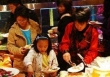 Ăn xong buffet túi áo bỗng căng phồng, cô bé 7 tuổi bị nhân viên nghi trộm đồ về: Sau khi kiểm tra, cả nhà hàng phải khóc