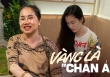 Người “chơi vàng” chất: Đeo hơn 7 cây vàng, ngồi trên vỉa hè bán hoa quả!