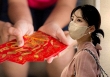 Bài học đầu đời là mẹ nắm tay đến ngân hàng mở sổ tiết kiệm bằng tiền lì xì: Mẹ dạy con về lãi suất, không chi tiêu phung phí