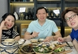 Bức ảnh tưởng không bao giờ có: Vợ chồng Bà Nhân Vlog ngồi với bác sĩ Thịnh, tiết lộ từng bán nhẫn kim cương 'gánh' drama thụ tinh nhân tạo