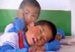 Đang ngủ gật thì giáo viên bước vào lớp, cậu bé tiểu học vội... tát bạn để 'báo động': Xem qua điện thoại mà còn thấy rát má!