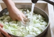 3 sai lầm khi rửa rau củ khiến càng rửa càng bẩn, thậm chí chất dinh dưỡng “tan biến” hết