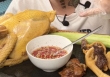 Dân mạng tranh cãi ầm ĩ khi thấy có người ăn thịt gà luộc chấm nước mắm, liệu đây có phải cách kết hợp lạ lùng?