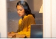 Vừa nghe con gái kêu than vài câu, bố mẹ chồng tôi đã vội rút hết tiền dưỡng già cho luôn